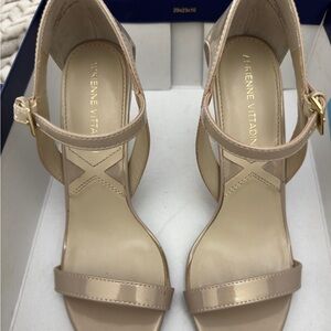 Adrienne Vittadini pearlized patent leather heel shoe. Size 6M